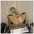 Borsa tote retrò in pelle PU color kaki con toppe vintage e ricami alla moda - Cachi
