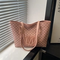 Cabas rose en cuir PU avec motif monogramme et logo M en relief pour femme à l'épaule - Sans Pendentif / Rose