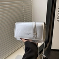 Minimalistische silberne Schultertasche mit Laser-Finish, Metallkette und Logo-Detail - Silber
