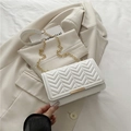 Sac à bandoulière blanc matelassé avec coutures en V et chaîne dorée pour femmes chic - Blanc