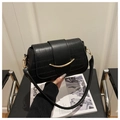 Détail du sac noir motif crocodile avec fermoir métallique doré en forme d'arc - Noir