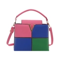 Farbblock-Handtasche in Rosa Blau und Grün mit goldenem V-Verschluss und Lederstruktur - Kontrast Rosa