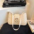 Borsa a spalla in pelle PU crema con stampa monogramma M e fibbia in metallo oro - Bianco