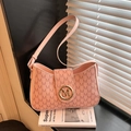 Borsa a spalla rosa in pelle PU con stampa monogramma e fibbia in metallo dorato M - Rosa