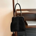 Borsa vintage nera in scamosciato con cuciture bianche e chiusura metallica a scatto - Nero