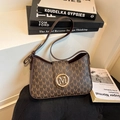 Elegante borsa sottobraccio marrone in PU con monogramma M e fibbia dorata - caffè