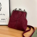 Borsa bordeaux in camoscio opaco con chiusura in metallo e tracolla sottile - Rosso