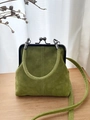 Borsa retrò verde avocado in pelle scamosciata con cuciture a contrasto e chiusura - Verde