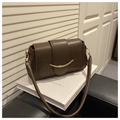 Sac sous le bras marron foncé effet crocodile avec boucle croissant de lune dorée - café