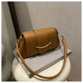 Sac à bandoulière marron effet crocodile avec boucle lune dorée et sangle ronde - Marron