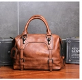 Vista detallada de bolso vintage de cuero PU marrón con correas decorativas en madera - Marrón