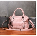Detalle del bolso Boston rosa con asas dobles y herrajes en color gris metalizado oscuro - Rosa