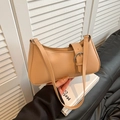 Sac baguette beige minimaliste en cuir lisse avec boucle argentée décorative - Kaki
