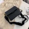 Moderne zwarte crossbody tas met witte contraststiksels en een brede stoffen schouderriem - Zwart