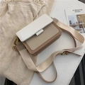 Minimalistische beige en crème patchwork schoudertas met brede geweven riem en metalen details - Khaki