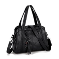 Sac fourre-tout noir avec matelassage en V et pendentif chat élégant avec pompon - Noir