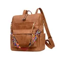 Dettaglio dello zaino in similpelle marrone con tracolla in tessuto arcobaleno stile boho - Marrone