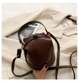 Donkerbruine bucket bag van glanzend leer met gouden details en bovenhandvat - Donkerbruine Stijl / Bruin