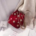 Secchiello alla moda in velluto rosso scuro con borchie dorate e tracolla - Rosso