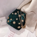 Borsa a secchiello in velluto verde scuro con borchie a girasole dorate e catenella - Verde