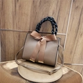 Borsa in pelle marrone con grande fiocco di raso e manico a catena intrecciata - Cachi