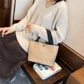 Sac à main en paille avec poignées en toile noire et fermeture à bouton pour l'été - Noir