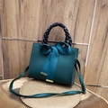 Borsa a tracolla verde scuro con fiocco in seta e manico intrecciato nero elegante - Verde