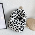 Mochila de piel sintética suave con estampado de vaca y lindo colgante de peluche - Estampado de Vaca Con Colgante de Bola Negra Pequeña