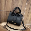 Sac à main noir chic avec un grand ruban et une poignée en chaîne tissée élégante - Noir