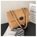 Detailaufnahme der khakifarbenen Stepptasche mit V-Muster und mattem schwarzem Verschluss - Khaki