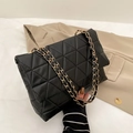 Borsa a tracolla in PU nero trapuntato con catena dorata e cuciture a triangolo - Nero