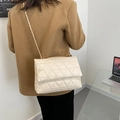 Borsa a tracolla bianco crema con trapuntatura a triangolo e catena in metallo oro - Bianco