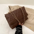 Borsa quadrata trapuntata in pelle PU marrone scuro con catena dorata e patta - Marrone Scuro