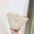 Elegante borsa a secchiello in paglia beige con grande chiusura a perla e tracolla intrecciata - Bianco Sporco