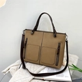 Khaki shopper van mat leer met donkerbruine handgrepen en vintage metalen details - Khaki