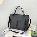 Elegante grijze matte leren tote tas met dubbele voorzakken en donkerbruine riemen - Lichtgrijs