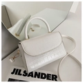 Borsa a mano bianca con texture a coccodrillo, dettagli dorati e tracolla in stile minimalista - Bianco