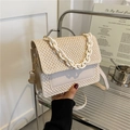 Schicke beige Stroh-Umhängetasche mit weißer Acrylkette und Leder-Patchwork - Weiß
