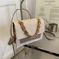 Beige gewebte Strohtasche mit braunem Lederbesatz und Acryl-Ketten-Handgriff - Khaki