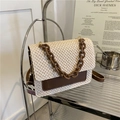 Beigefarbene gewebte Strohschultertasche mit brauner Harzkette und Kunstleder - Braun