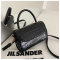 Elegante borsa nera con motivo coccodrillo, finiture dorate e manico curvo - Nero
