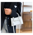 Dettaglio della borsa a tracolla bianca in ecopelle con cerniere decorative e finiture argento - Bianco