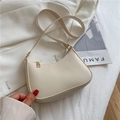 Elegante borsa a tracolla a mezzaluna color crema in pelle martellata e zip dorata - Bianco