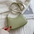 Borsa a spalla a mezzaluna verde chiaro minimalista con texture liscia e dettagli oro - Verde