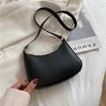 Borsa a spalla minimalista nera a mezzaluna in pelle martellata con anelli metallici oro - Nero