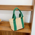 Handgewebte Strohtasche mit dunkelgrünen Stoffgriffen für Sommerurlaub und Picknicks - Grün