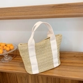 Große khakifarbene Strohtasche mit weißen Baumwollträgern für Sommer-Camping und Picknicks - Weiß