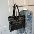 Minimalistische schwarze gesteppte Puffer-Tragetasche mit glänzendem Finish und viel Platz - Schwarz