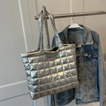 Silberne gesteppte Oversize-Tragetasche mit metallischem Finish und viel Stauraum - Silber
