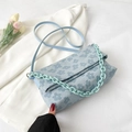Borsa a tracolla azzurra con stampa floreale, catena in acrilico e patta di chiusura - Blu